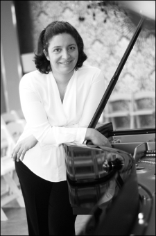 Carmen Yepes, piano.