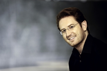 Ramón Tebar, director.