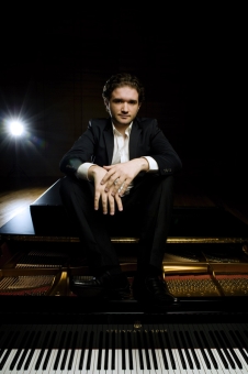 Eduardo Fernndez, piano.
