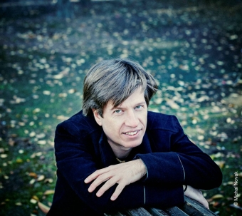 Mario Prisuelos, piano.
