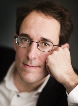 Pablo González, director.