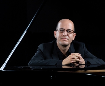 Alfonso Gómez, piano.